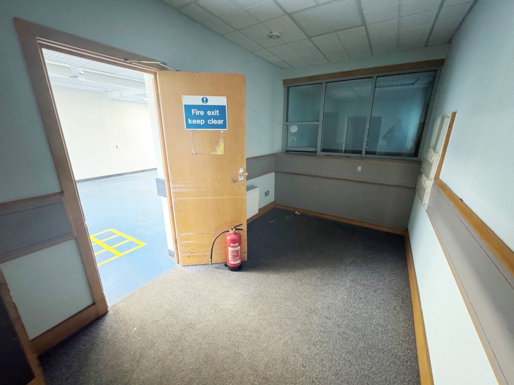 Lot: 42 - FREEHOLD PREMISES IN CENTRAL LOCATION WITH PARKING - Ground floor - Enquiry office